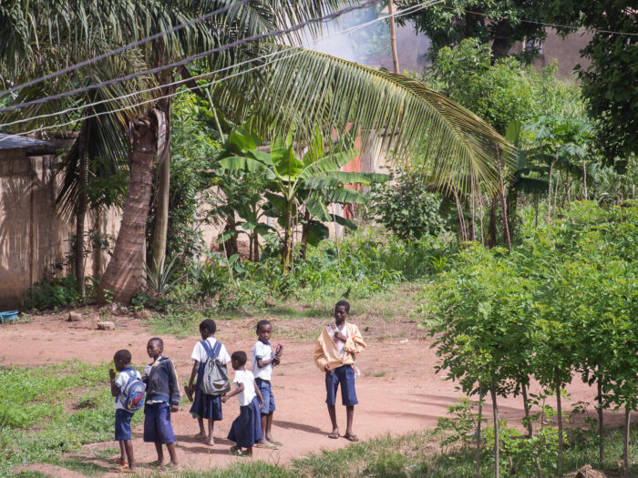 66 Straßenszene mit Schülerinnen und Schülern in Kpalimé/Togo