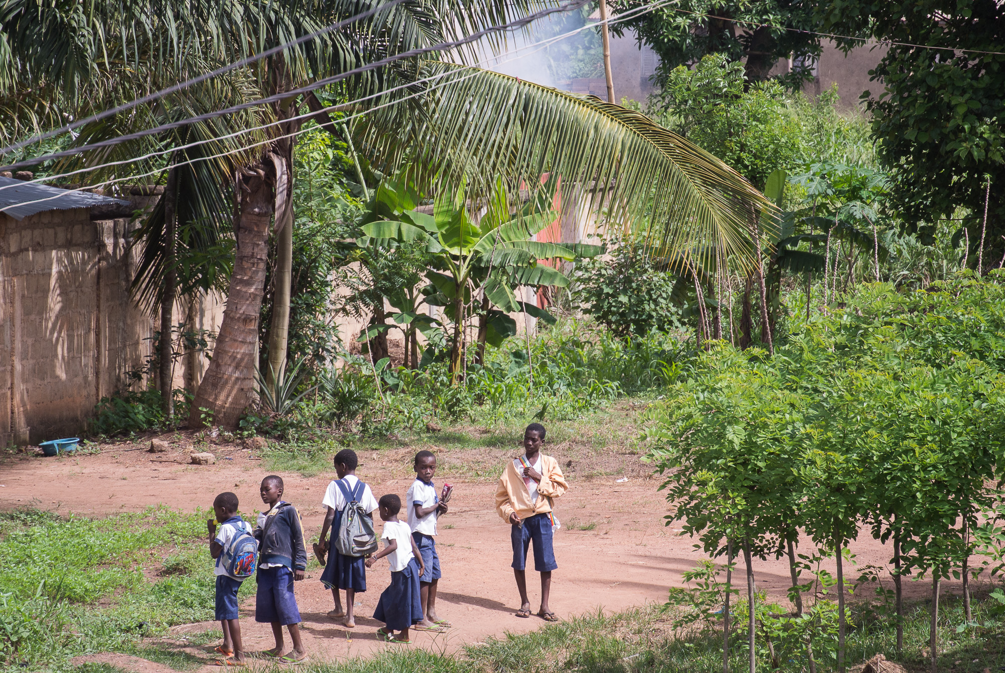 66 Straßenszene mit Schülerinnen und Schülern in Kpalimé/Togo