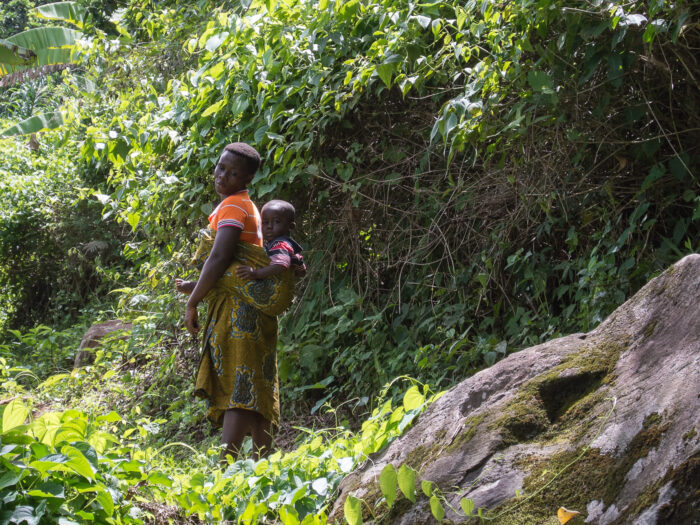 Eine Mutter trägt ihr Kind im Tragetuch auf dem Rücken, Mont Agou / Togo