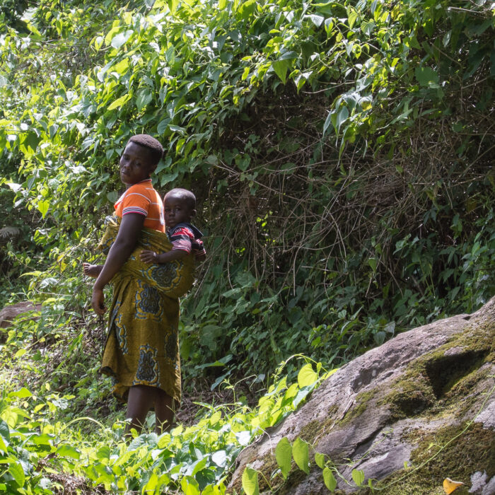 Eine Mutter trägt ihr Kind im Tragetuch auf dem Rücken, Mont Agou / Togo