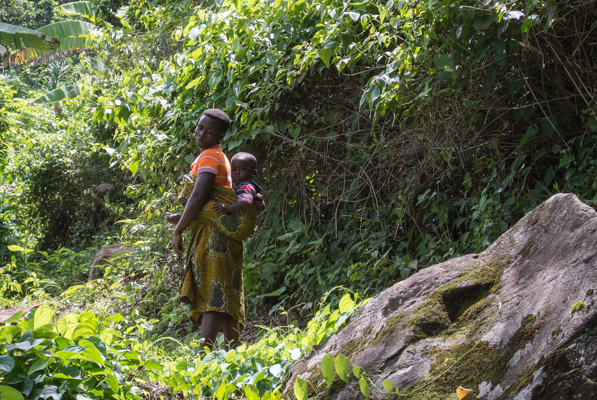 Eine Mutter trägt ihr Kind im Tragetuch auf dem Rücken, Mont Agou / Togo