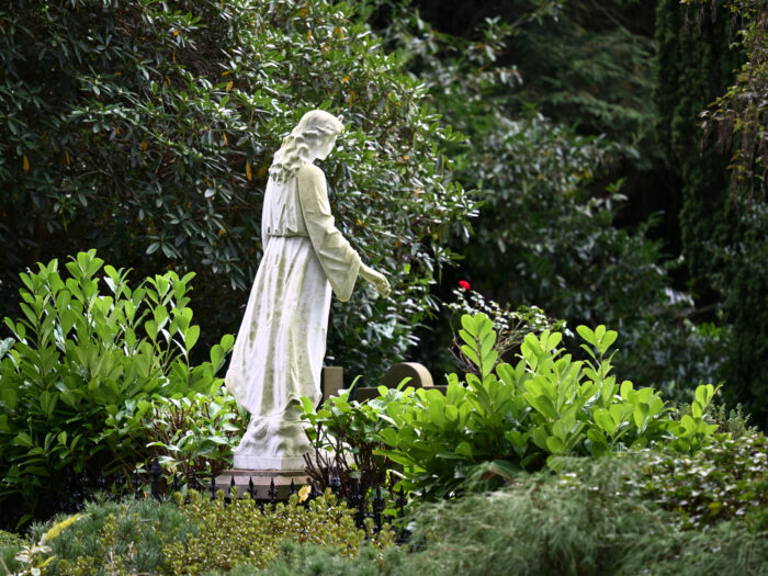 Statue einer Frau, Grabstein auf dem Vareler Friedhof