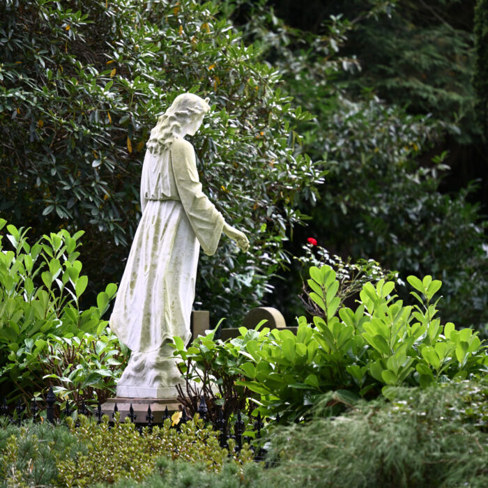 Statue einer Frau, Grabstein auf dem Vareler Friedhof