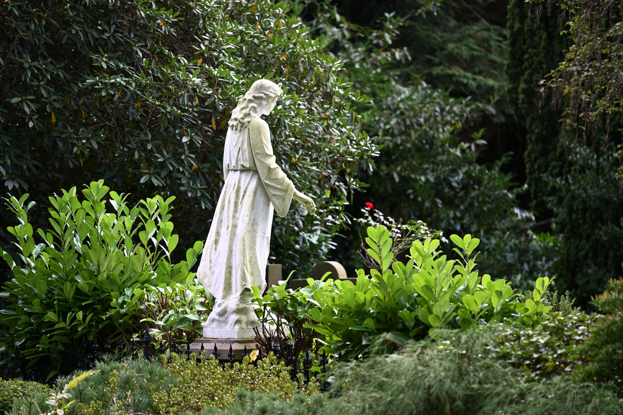Statue einer Frau, Grabstein auf dem Vareler Friedhof