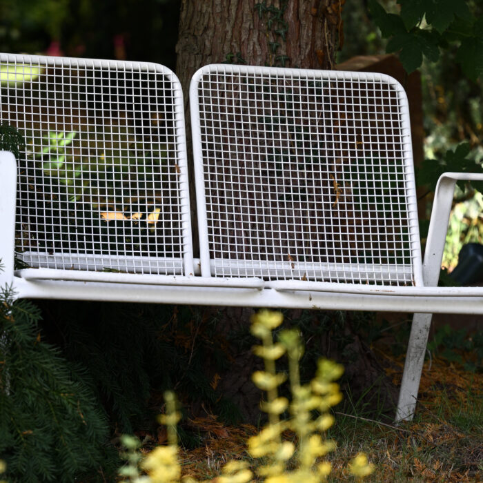 Sitzbank aus Metall auf dem Vareler Friedhof