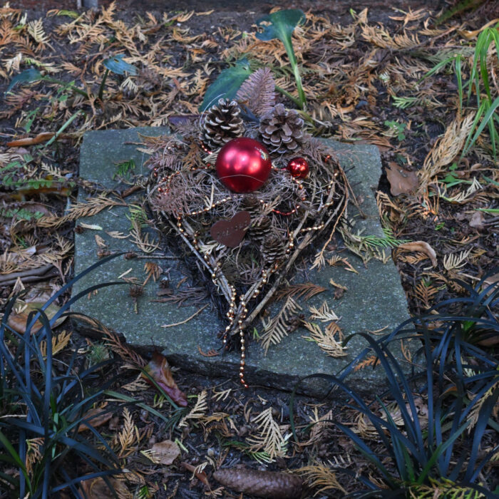 verdorrtes Gesteck auf einem Grab