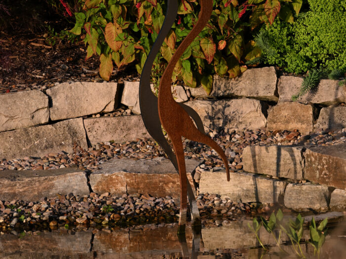 Metallskulptur eines Wasservogels im Park der Gärten