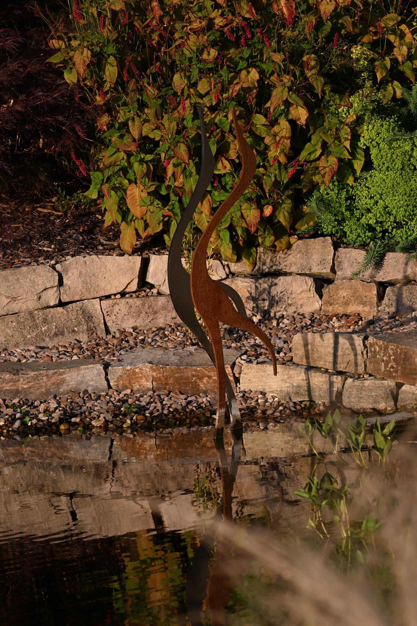 Metallskulptur eines Wasservogels im Park der Gärten