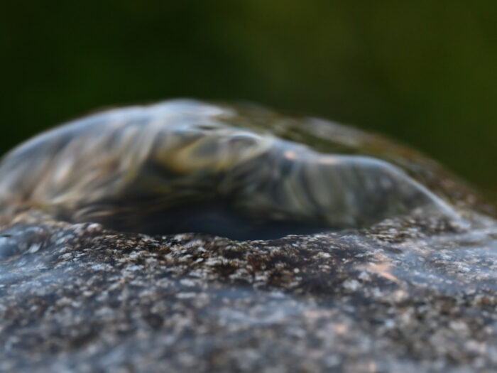 83 Stein mit fließendem Wasser
