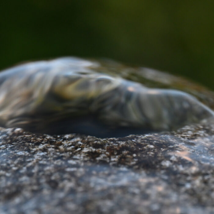 83 Stein mit fließendem Wasser