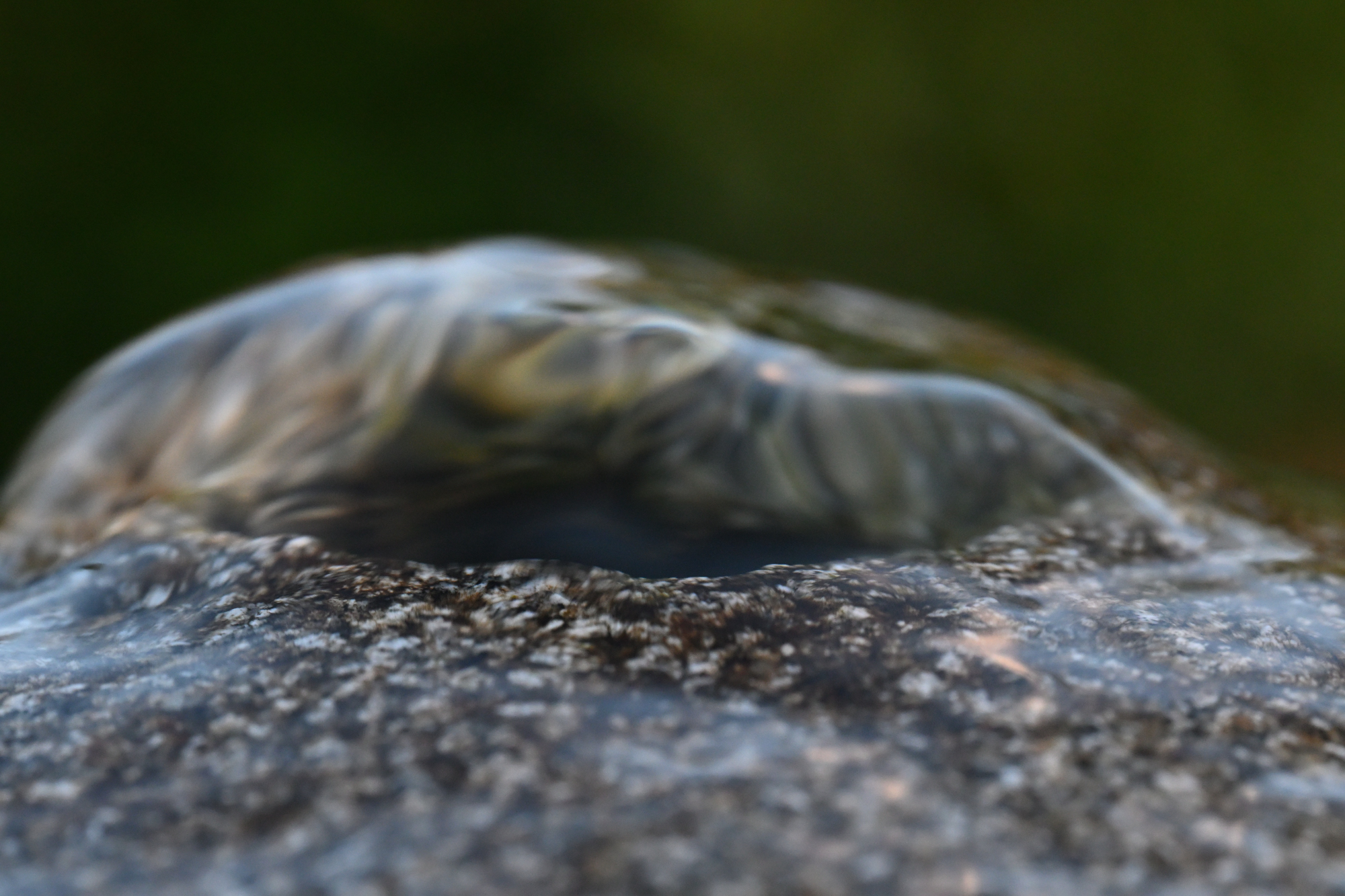 83 Stein mit fließendem Wasser