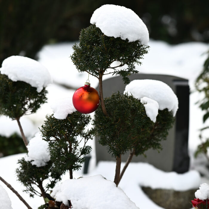 164 Weihnachtsbaumkugel als Grabschmuck