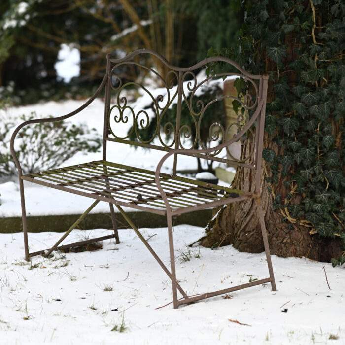 165 Metallsitzbank auf einem Friedhof