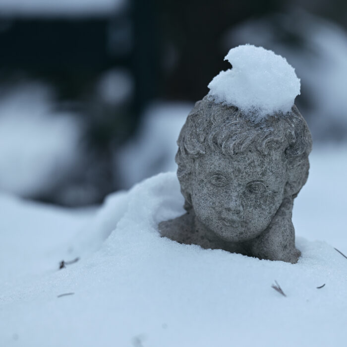 166 Im Schnee versunkener Steinengel