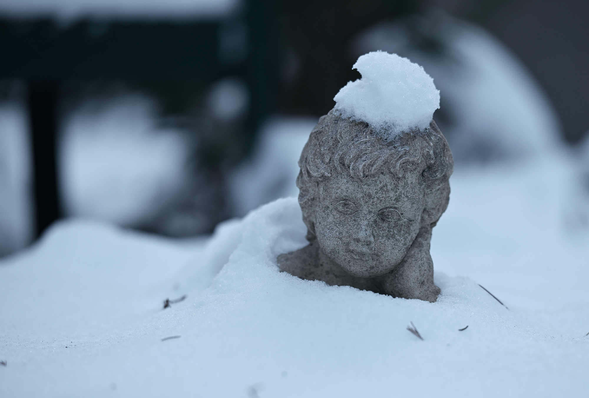 166 Im Schnee versunkener Steinengel